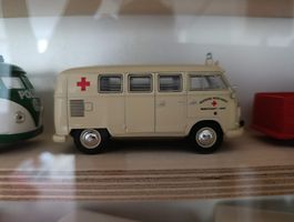 VW Bus Bulli Krankenwagen 1:43 DRK rotes Kreuz Ambulance