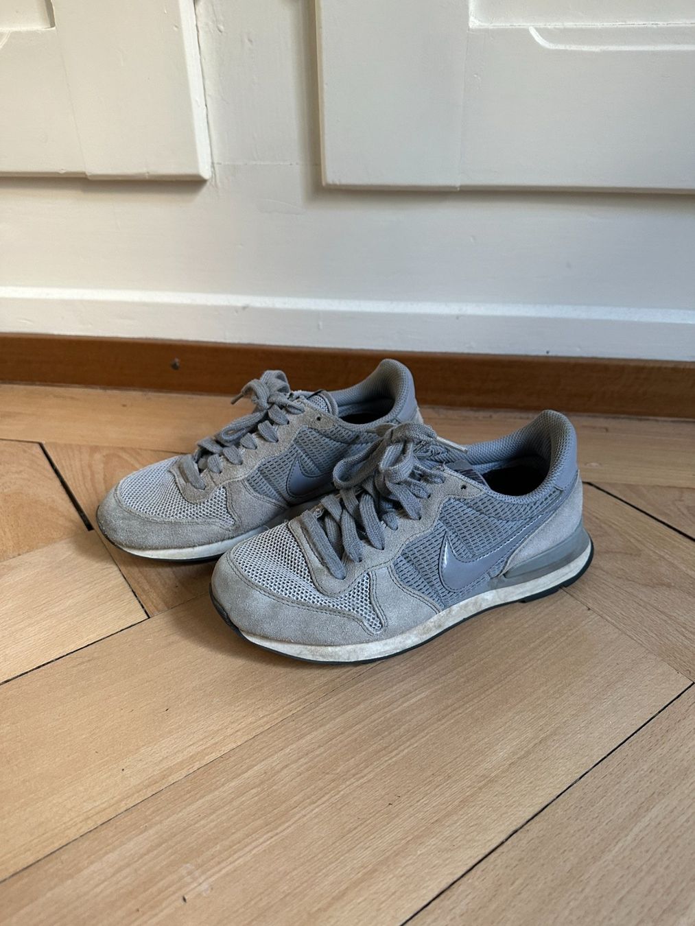 Nike Scarpe da donna: NIKE Internationalist Sneaker hellgrau 35.5 – Usato da Zürich venduto da Diazaio