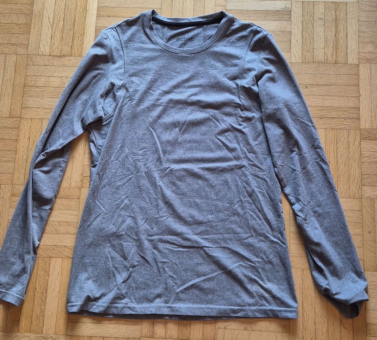 T-shirt: Graues Langarmshirt Grösse M – Usato da Pfäffikon SZ venduto da vale_111