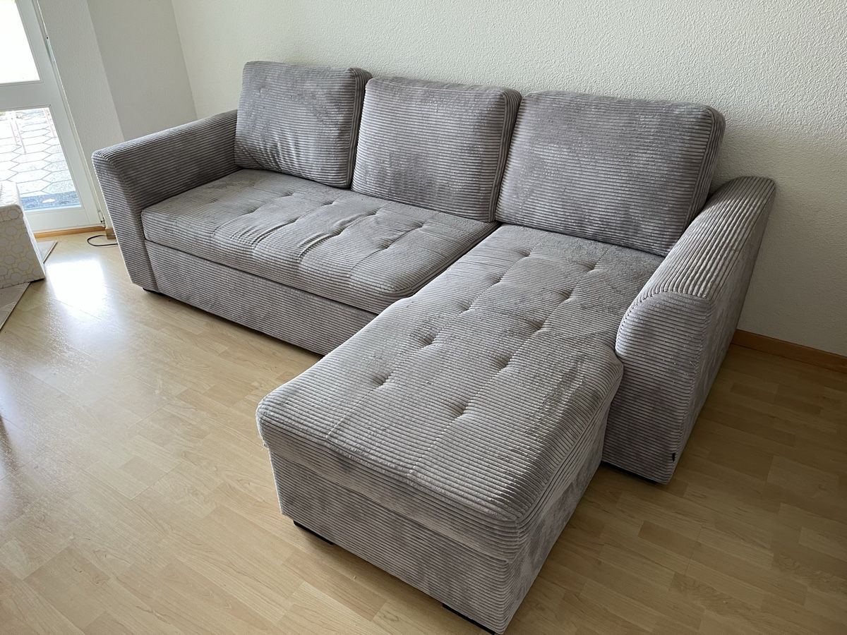 Sofas: Hellgraues Ecksofa Cord, mit Bettfunktion und Bettkasten – D'occasion à Hildisrieden par Gwennn