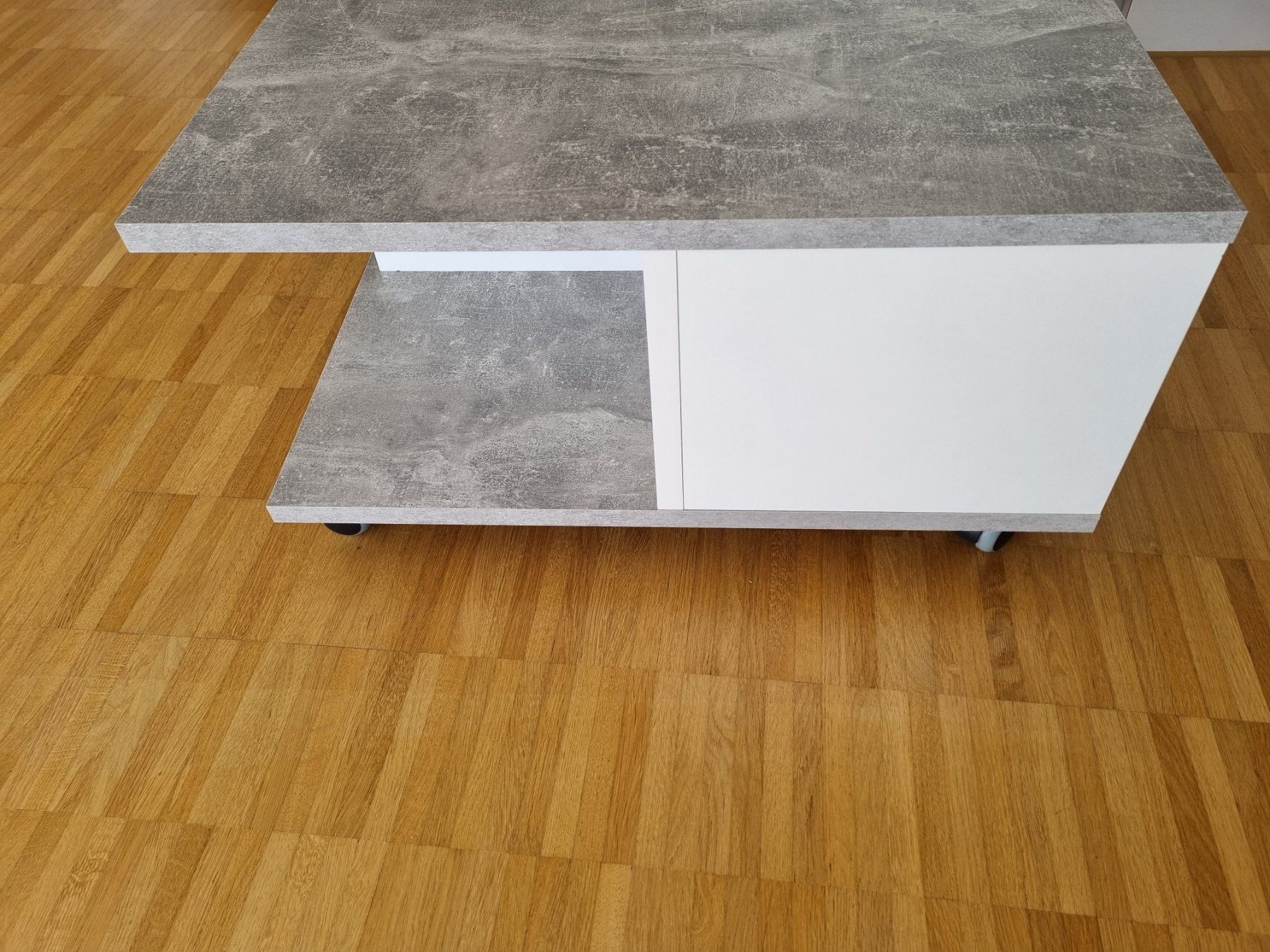 Tavoli: Couchtisch mit Schubladen auf Rollen – Usato da Zofingen venduto da Felpa 5