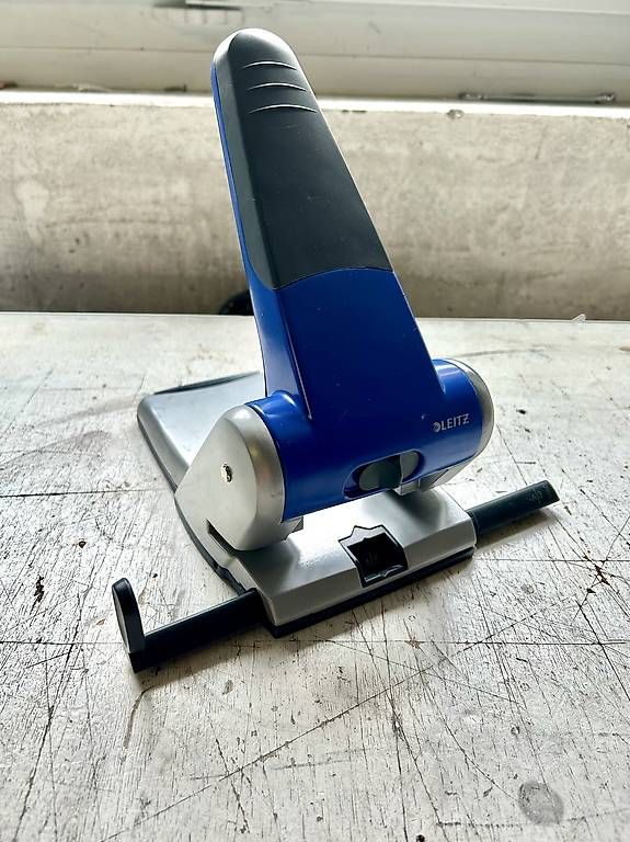 Ordner: Leitz Registraturlocher Blau – Gebraucht aus Zürich von jov_jg9g