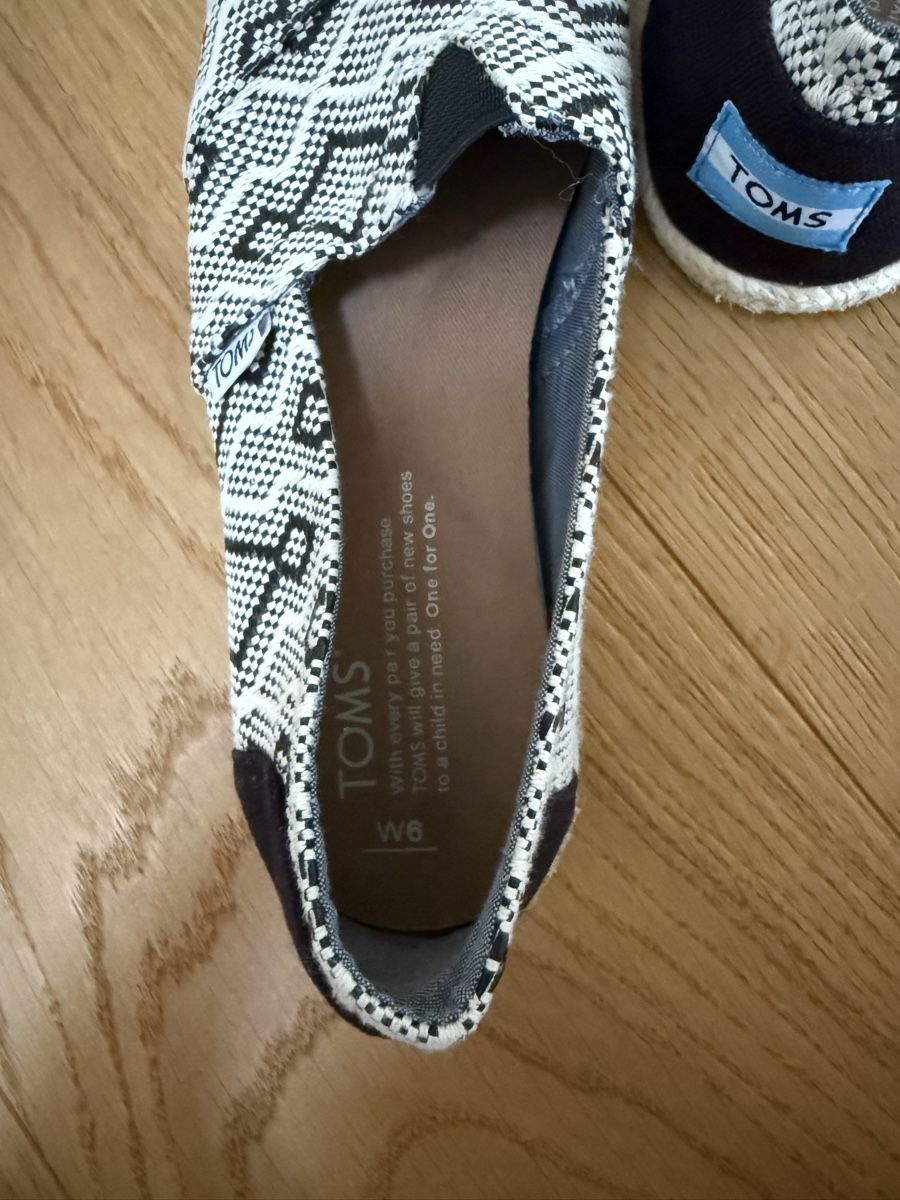 Toms Scarpe da donna: TOMS Slipper schwarz weiss gemustert – Usato da Luzern venduto da sydney01. 1