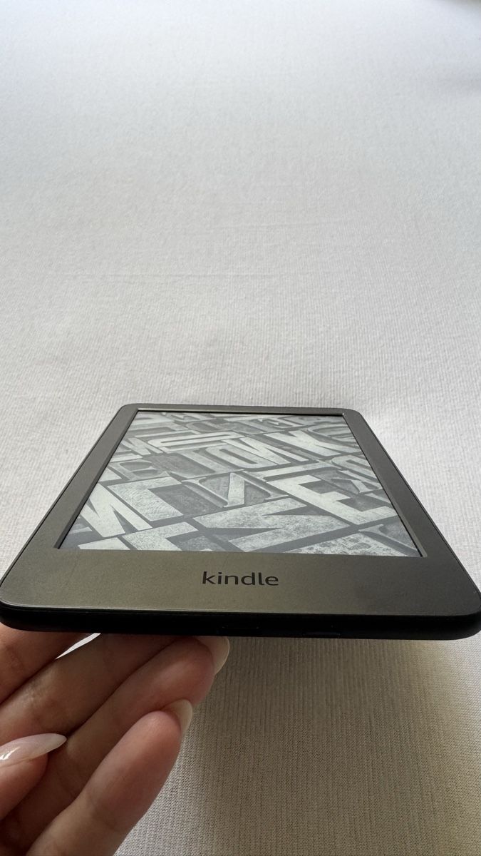 Amazon Tablettes PC: E-Reader Amazon Kindle Basic schwarz, ohne Werbung, 16GB – D'occasion à Cham par valeria.x 4