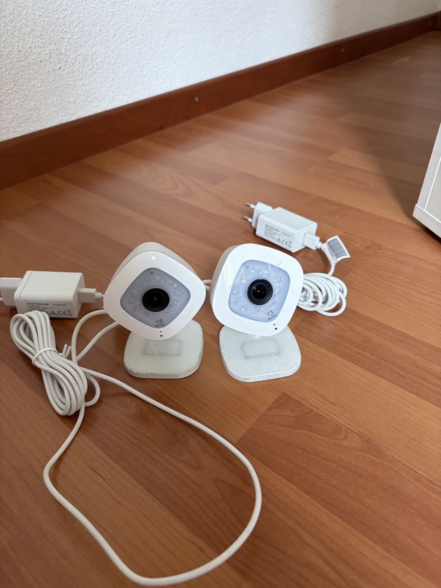 Arlo Sistemi d'allarme: Arlo Q Kameras VMC3040 Set gebraucht mit Netzteil – Usato da Hausen AG venduto da Lochos01 1