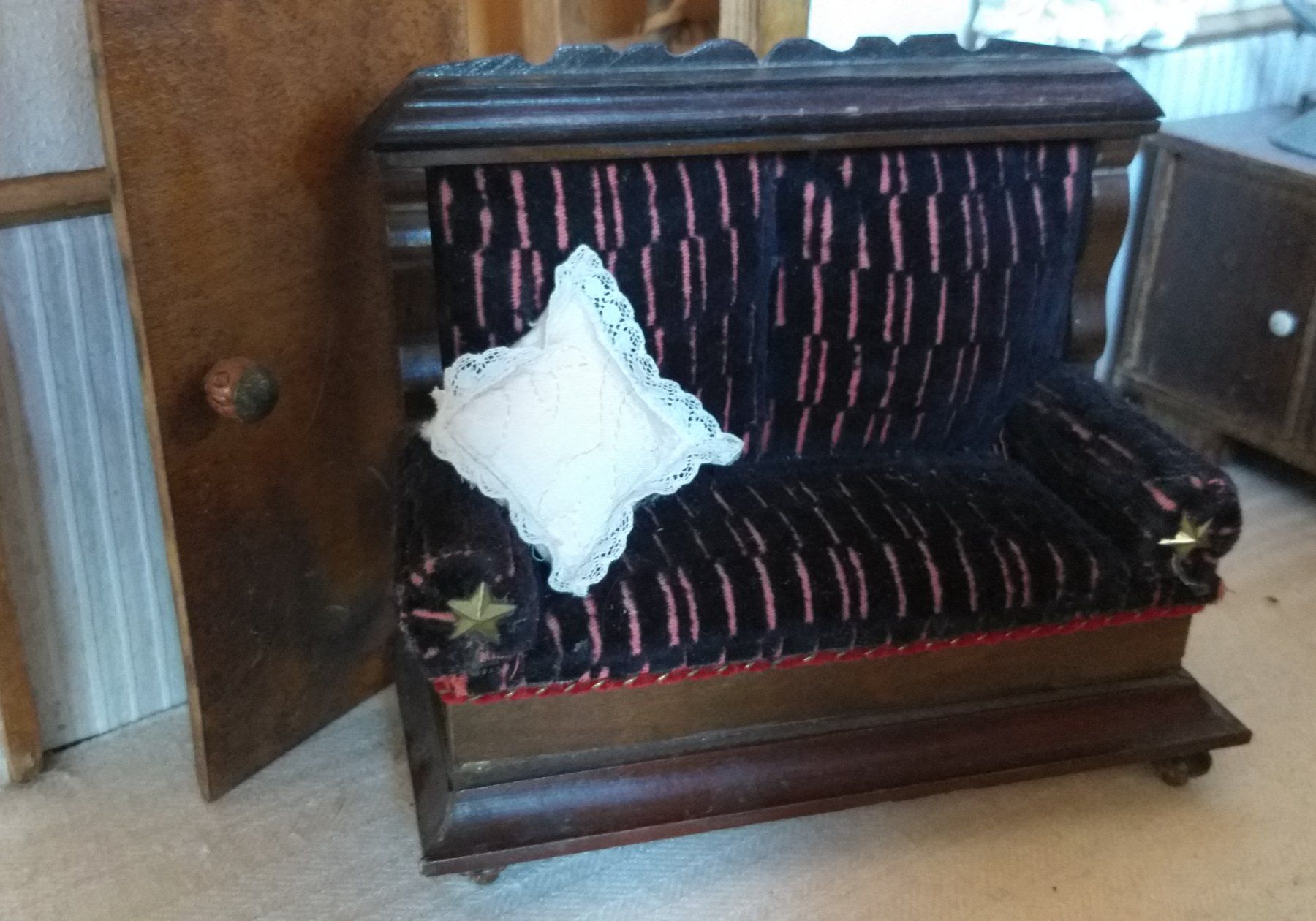 Giocattoli: Antike Couch mit Puppe – Usato da Rodels venduto da sol_pq169 1