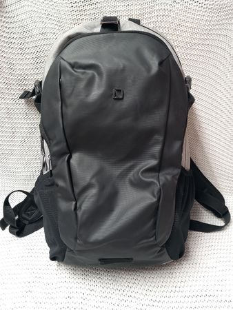 Dikota Laptop Rucksack, sehr geräumig, mit Regenhülle