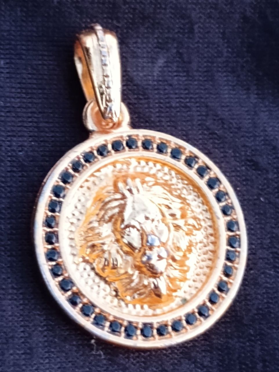 Ciondoli: Anhänger Versage mit Löwe Icon & Strass, vergoldet – Nuovo (secondo la descrizione) da Münchenbuchsee venduto da babilibern