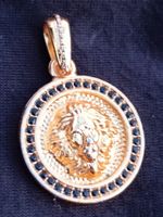 Anhänger Versage mit Löwe Icon & Strass, vergoldet