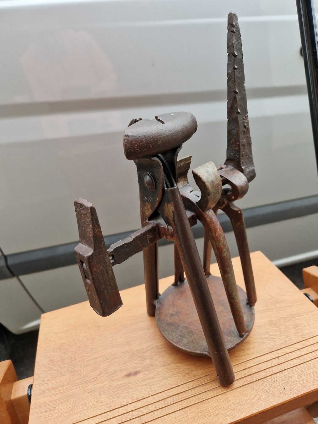 Tutti gli attrezzi: Kunst aus Werkzeugen – Usato da Mörigen venduto da Clio111