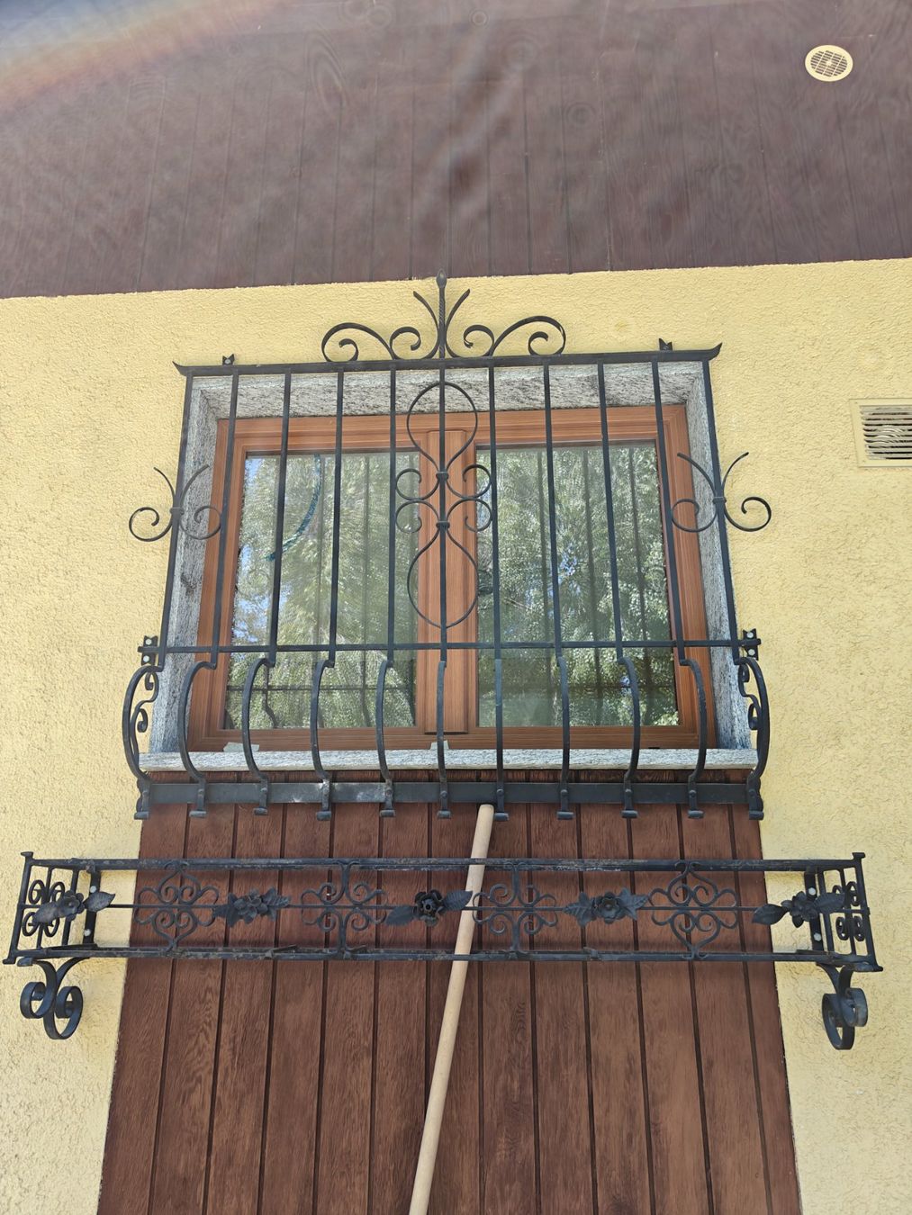 Gitter & Roste: Grille de fenêtre, support a Geranium, lampe en fer forgé – Gebraucht aus Nax von Heinanken