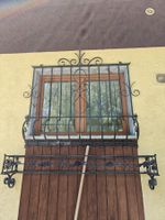 Grille de fenêtre, support a Geranium, lampe en fer forgé