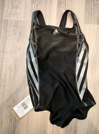 Badeanzug Adidas schwarz mit Etikett Grösse 116 neu