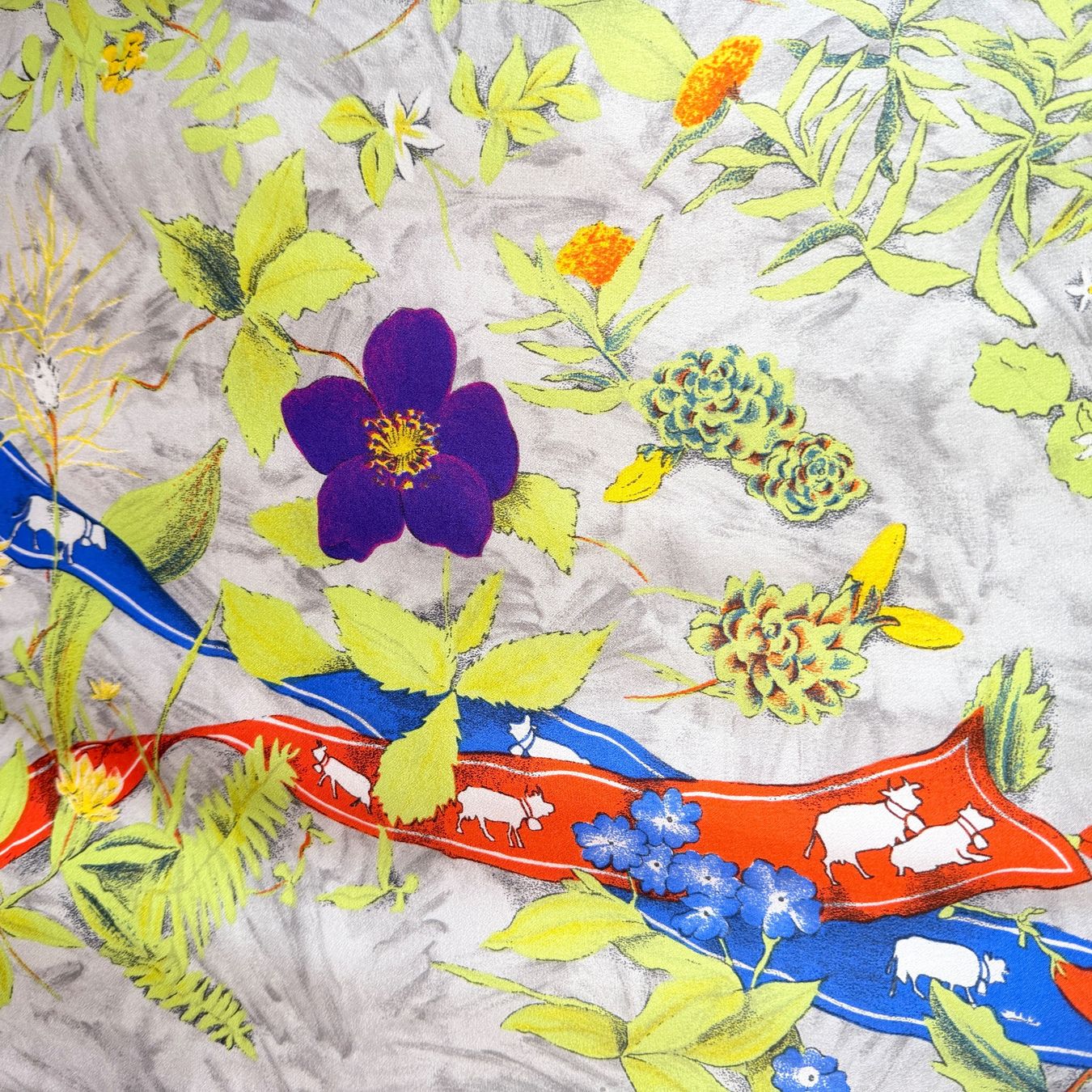 Fabric Frontline Foulards, Tücher & Schals: FABRIC FRONTLINE New Large Silk Scarf – Neu (gemäss Beschreibung) aus Emmen von Avviivva_Com2023 2