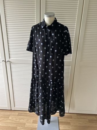 Dunkelblaues Kleid mit Punkten 