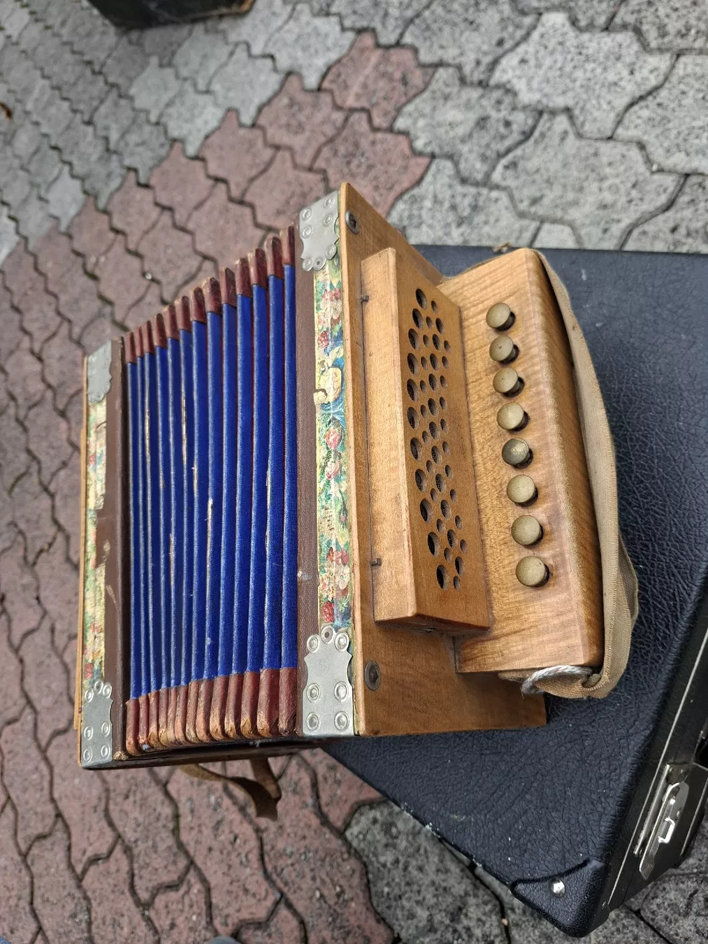 Strumenti musicali: schwyzerorgeli – Usato da Villeneuve venduto da BibiVintage 1