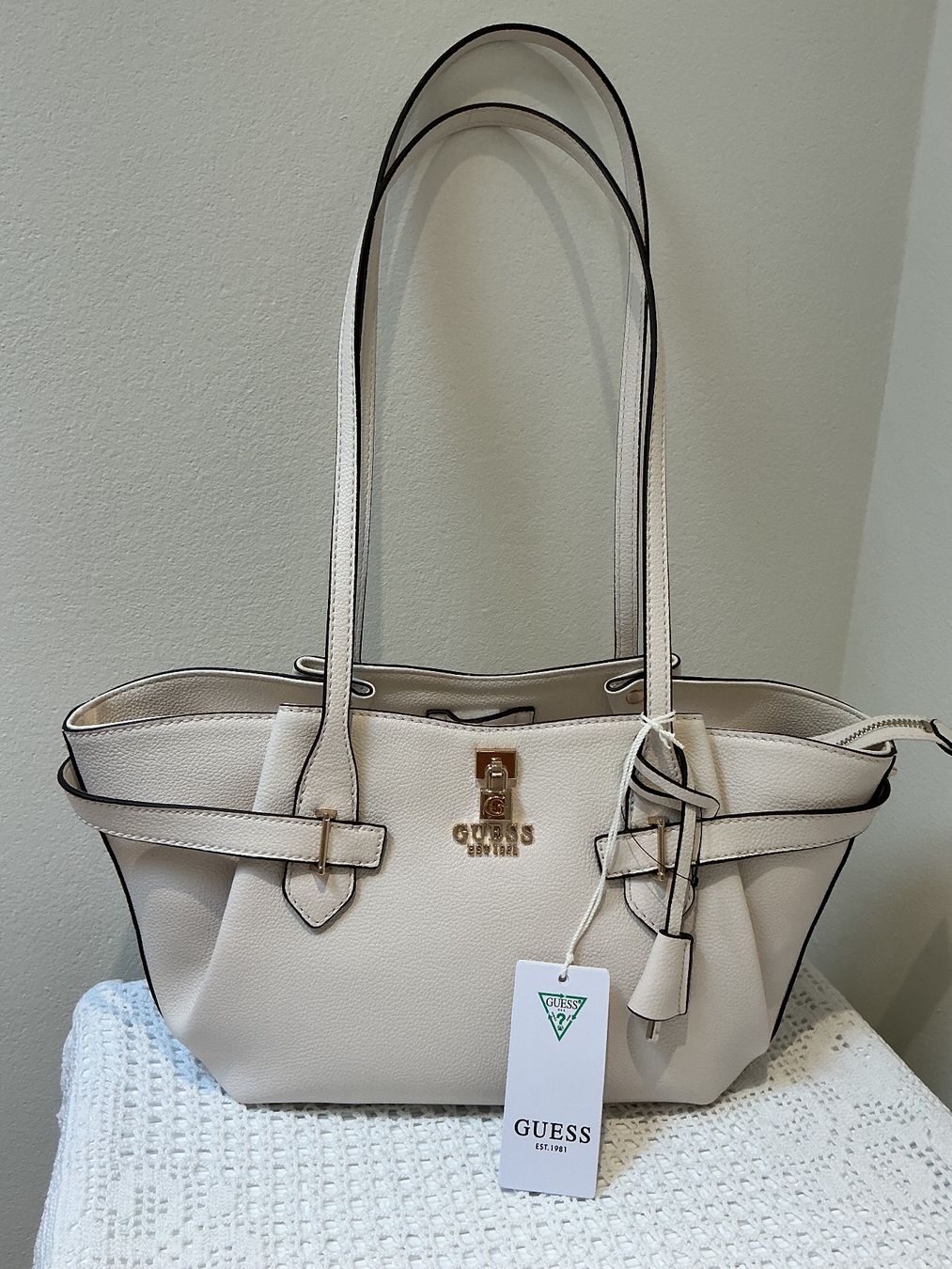 Guess Borse da donna: Guess Tasche wunderschön neu – Nuovo (secondo la descrizione) da Rudolfstetten venduto da Foxj