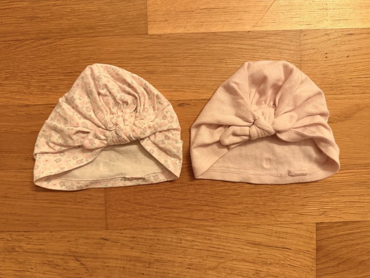 Sonstige Mädchenkleider: 2 bonnets, taille naissance – Neu (gemäss Beschreibung) aus Lengnau BE von wal_zf7c