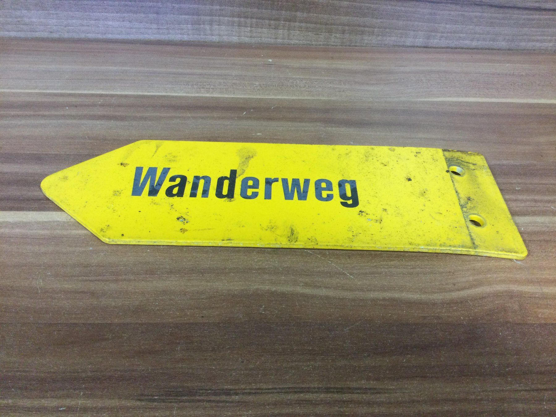 Insegne: Gebrauchtes Verbogenes Wanderweg Wegweiser Schild – Usato da Wangen SZ venduto da kuriosum12 2