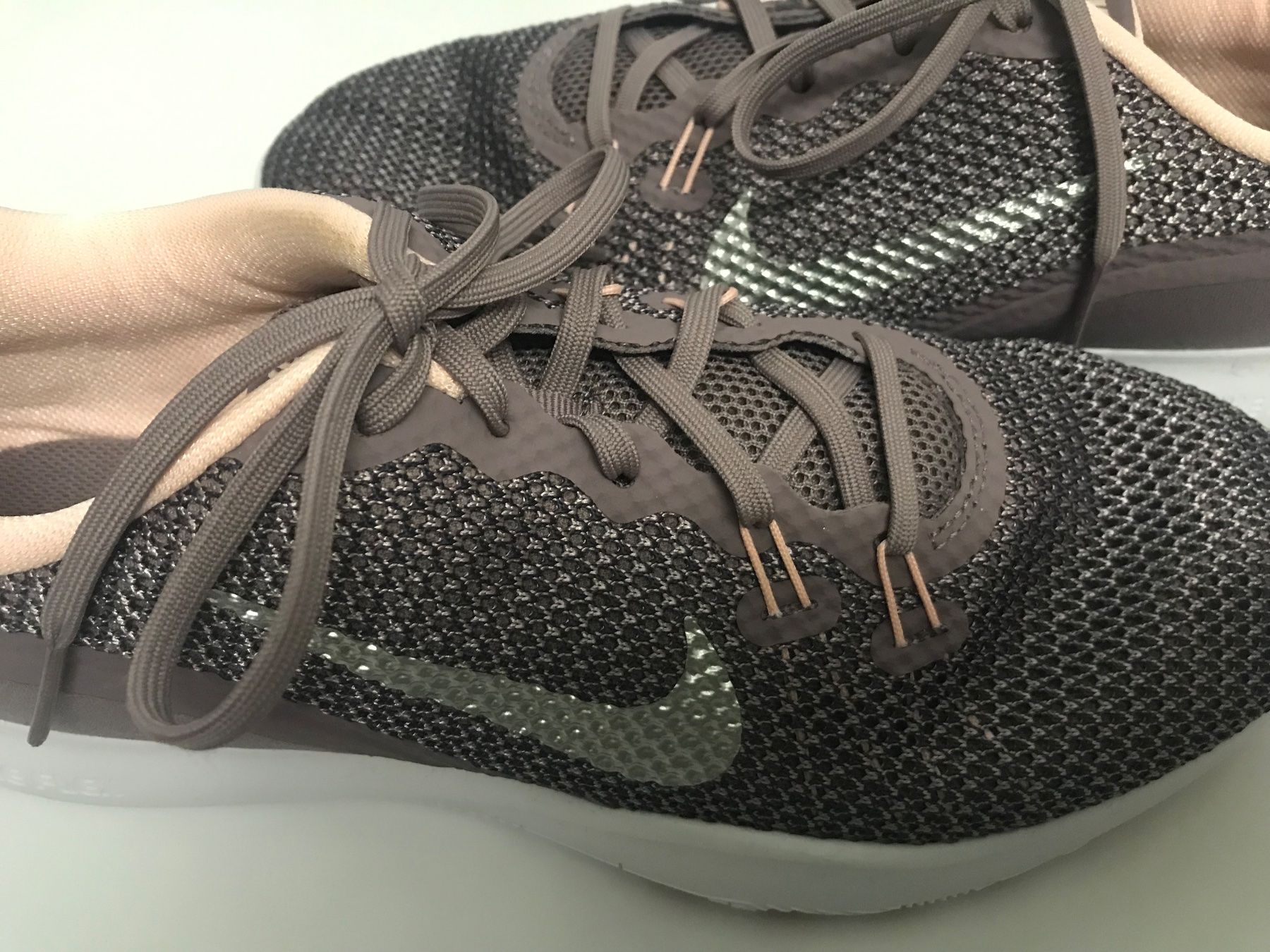 Nike Scarpe da donna: Nike Flex TR 7, Turnschuh Damen, Gr. 40.5, schöne Farbkombi – Usato da Niederteufen venduto da mix18