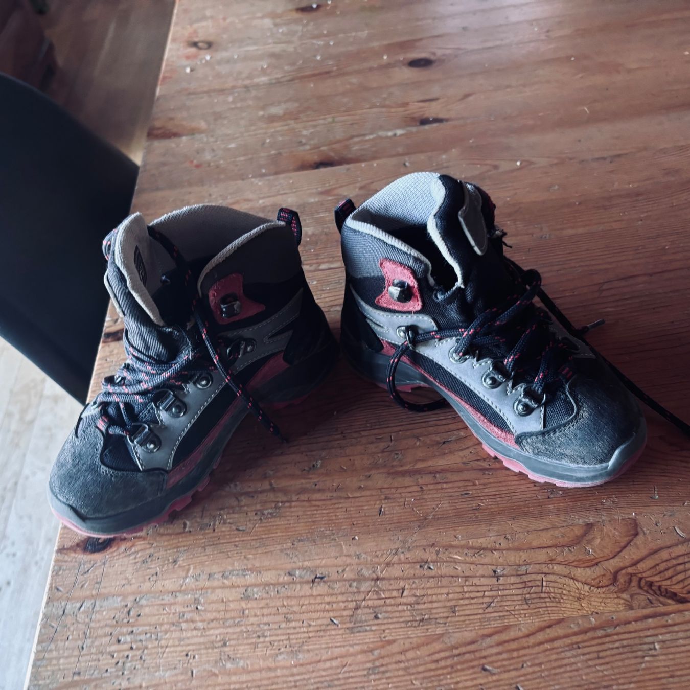Chaussures garçon: Chaussures marche enfant 27 – D'occasion à Lajoux JU par plise