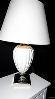 Elegante Tischlampe mit Stoffschirm in Weiss/Creme
