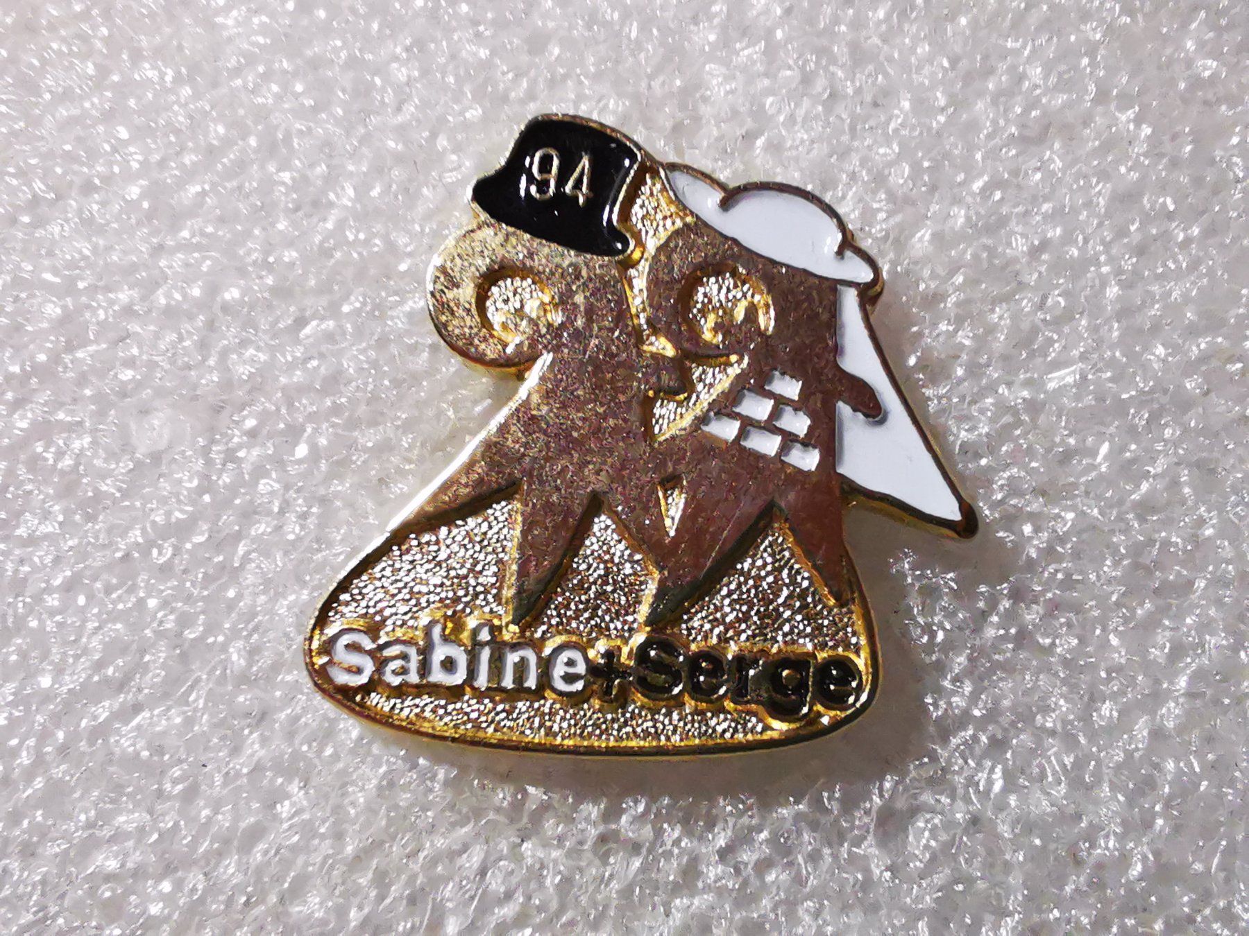Placchette & Badge: Ansteckpin 15: Sabine & Serge – Usato da Oppligen venduto da Pin-Fall-Shop