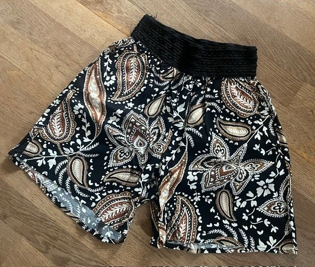 Pantaloni: Leichte Viskose-Shortys mit breitem Gummibund – Usato da Steinmaur venduto da Dyleila 1