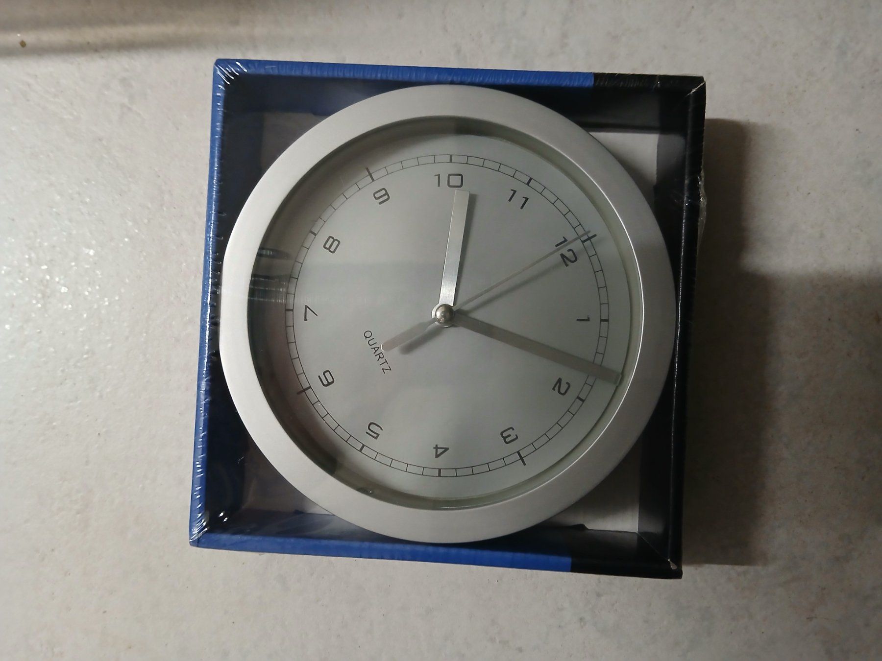 Montres: Wanduhr Aluminium – Neuf avec emballage d'origine à Pfaffnau par lar_nw2l