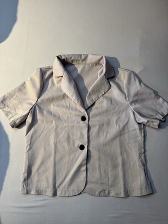 Haut beige court à boutons M