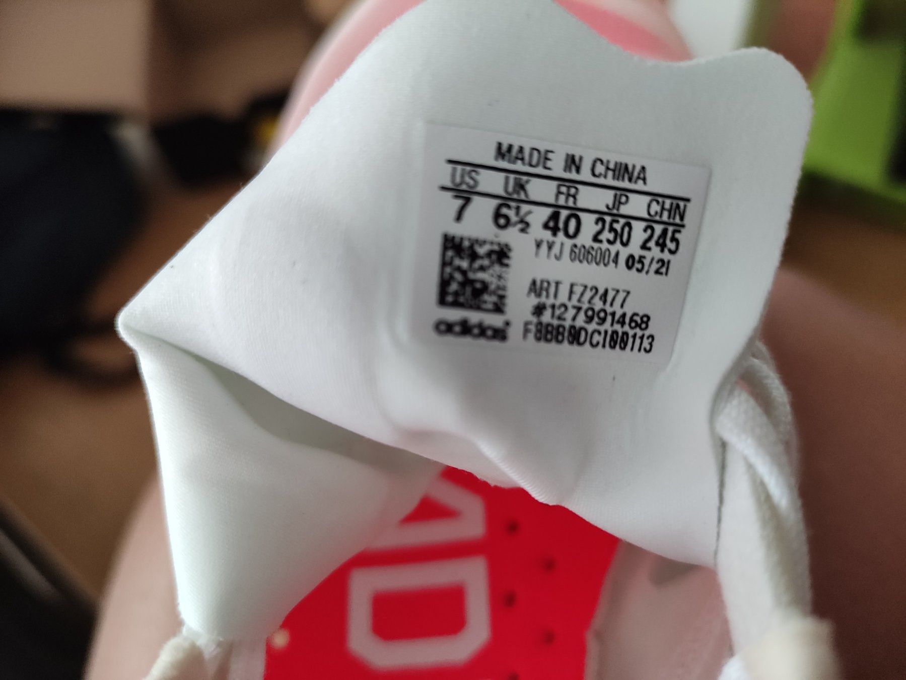 Adidas Damenschuhe: Neu Adidas Carbon Turnschuh gr 40 – Neu und originalverpackt aus Dagmersellen von L.Ga. 2