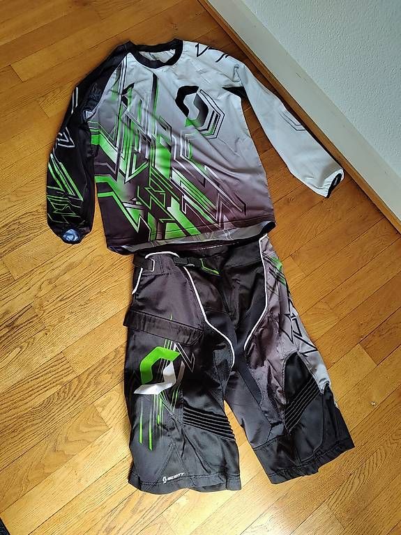 Scott Leibchen & Hosen: Scott Downhill MTB Kombo – Gebraucht aus Chur von silla