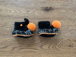 Babyschuhe gestrickt schwarz orange neuwertig ca. 16-17