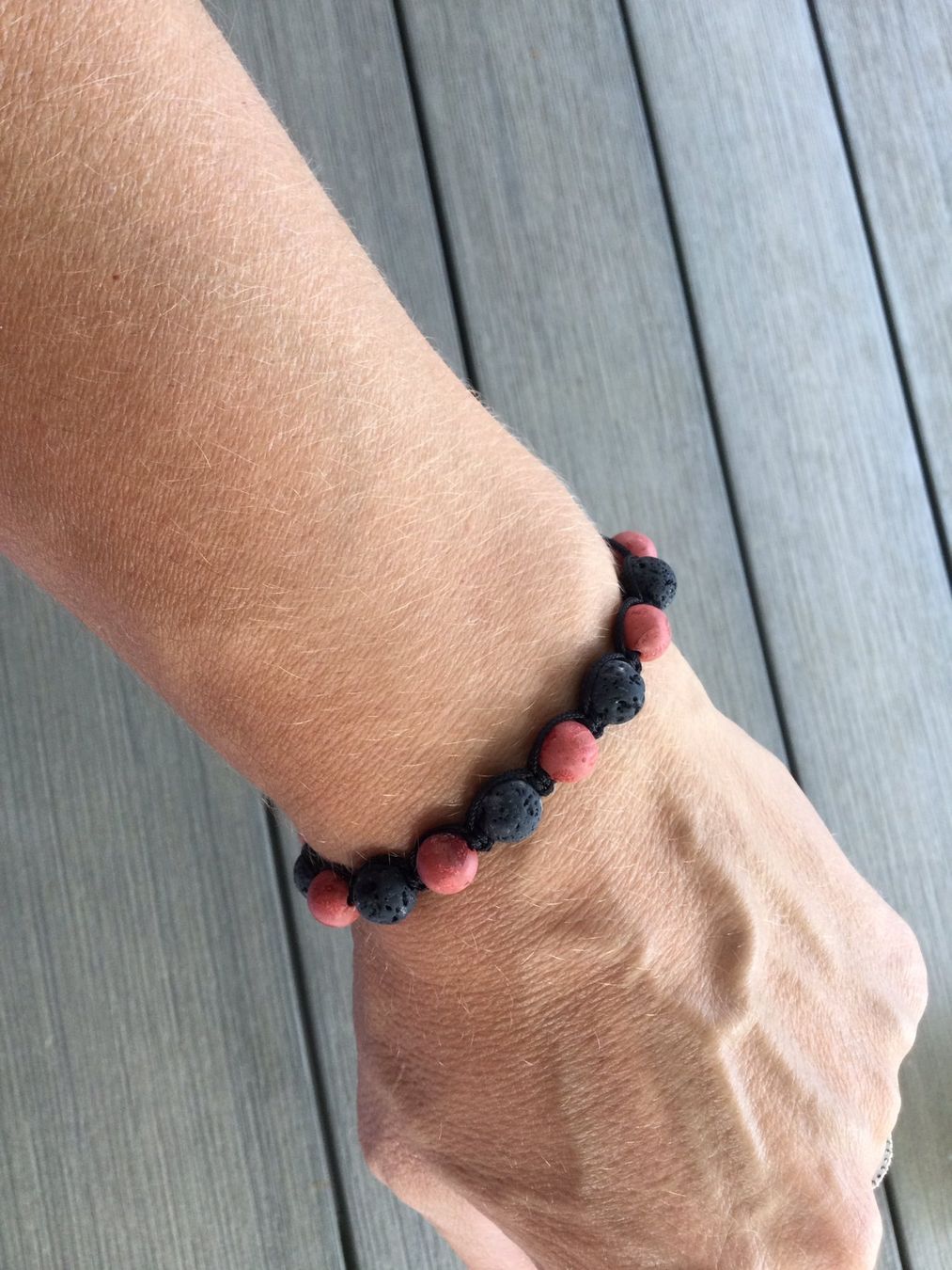 Armbänder & -reifen: Bracelet ajustable perles volcaniques & corail & hématites – Gebraucht aus Agiez von chouchanelle 4