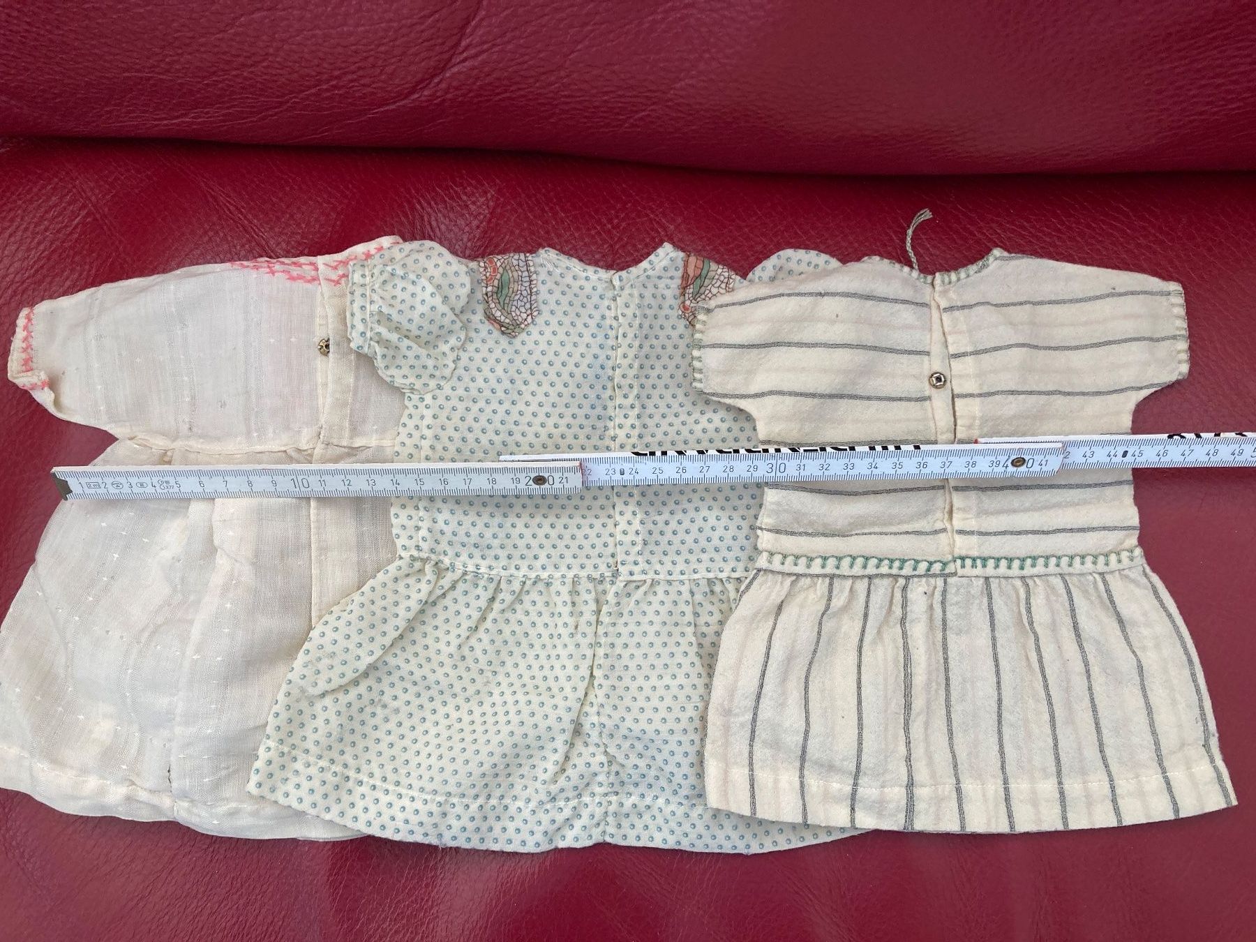 Bambole: 3 alte Puppenkleider und Strümpfe – Usato da Baden venduto da Yoyo1 3