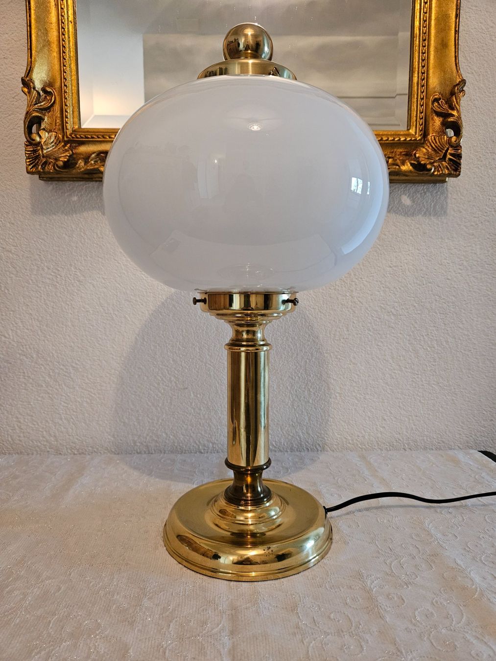 Lampade: Messing Lampe mit Opalglaskugel – Usato da Wittenbach venduto da anzo4
