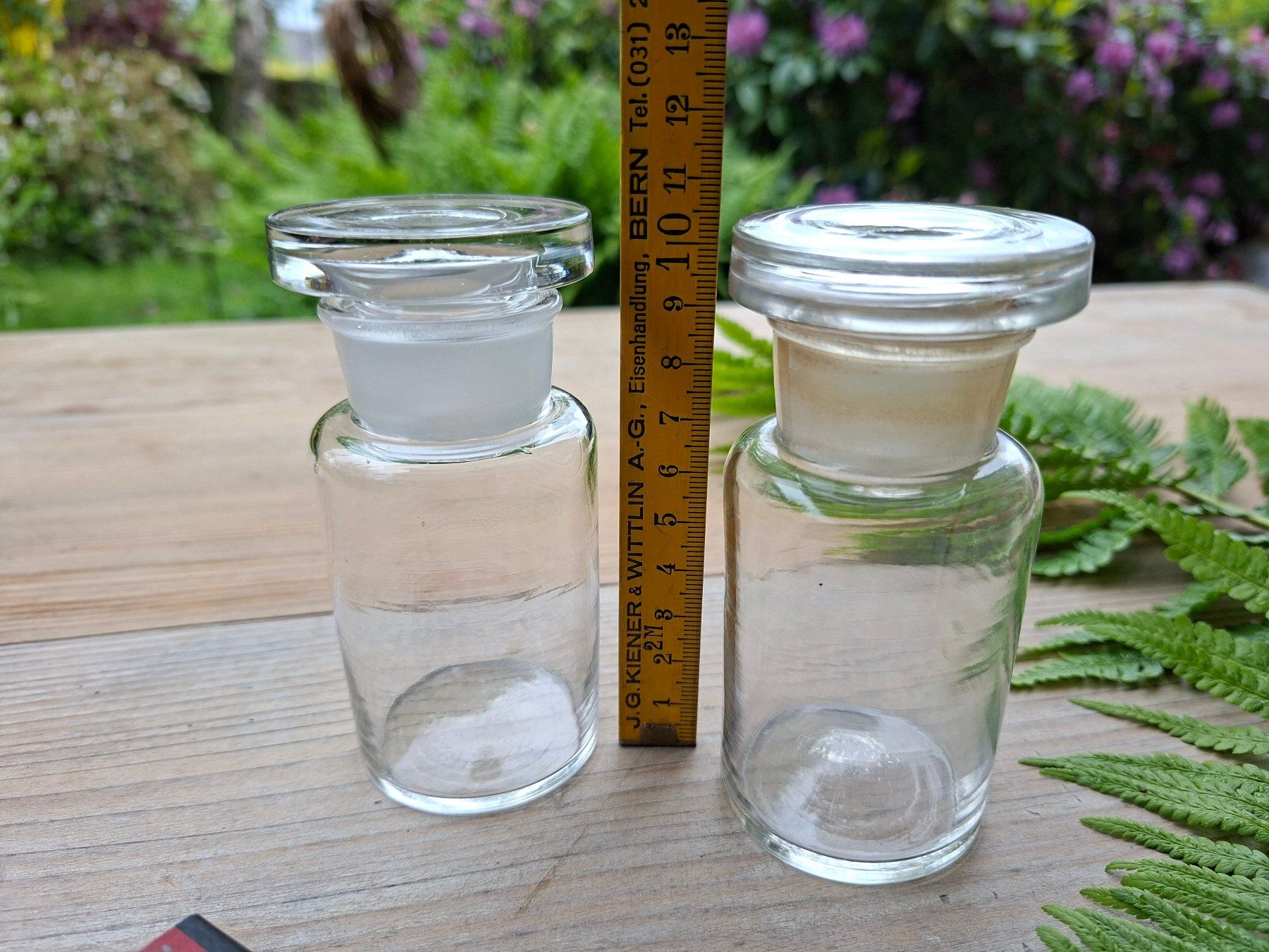 Accessori da laboratorio: 2 antike Apothekerflaschen mit eingeschliffenen Glasstopfen – Usato da Brunnenthal venduto da Strahler67 7