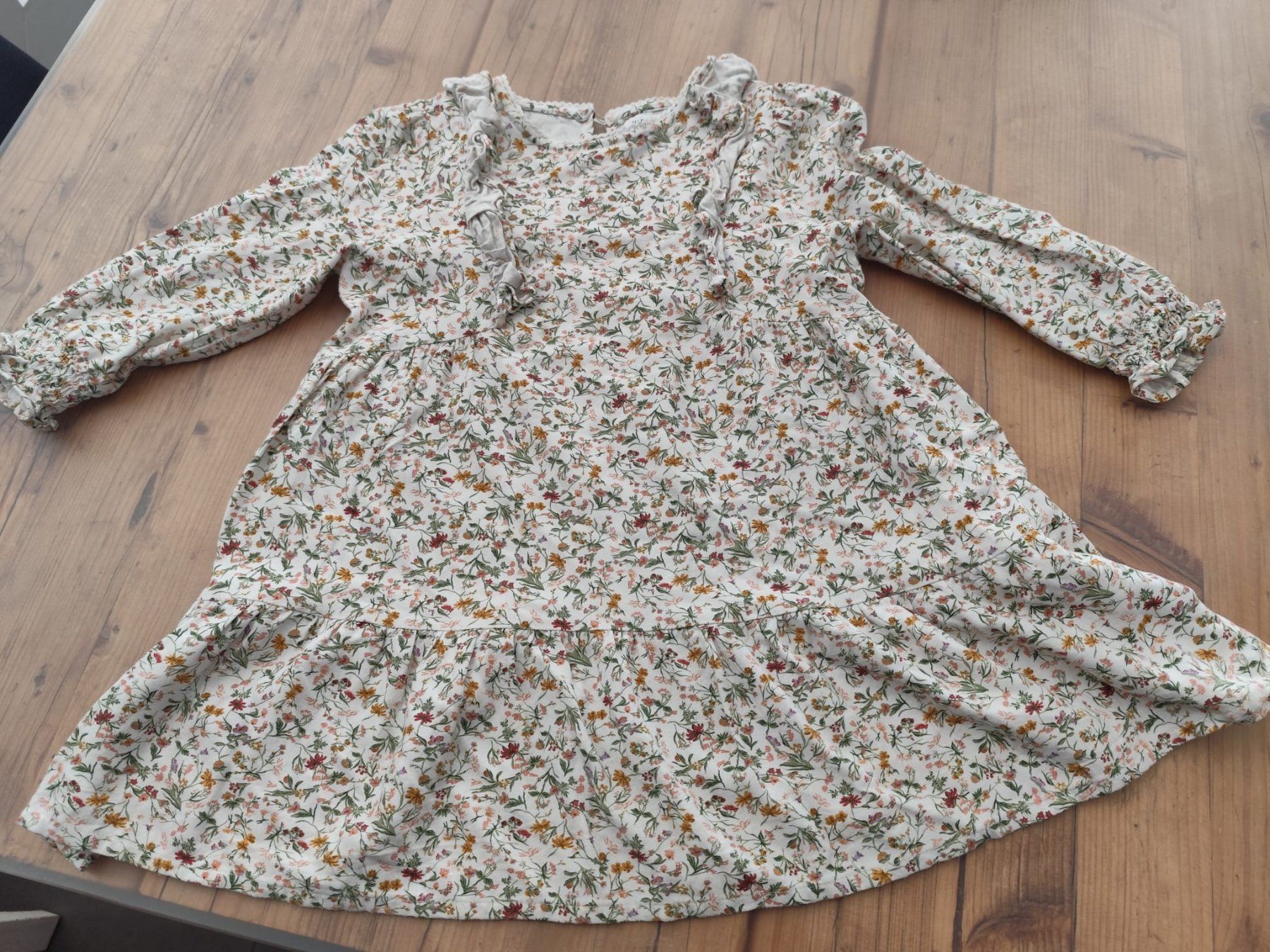 Vestiti & Gonne: Wie NEU_Mädchen Kleid mit Blumen_Langarm_Gr. 110 – Nuovo (secondo la descrizione) da Zürich venduto da ram_59n8