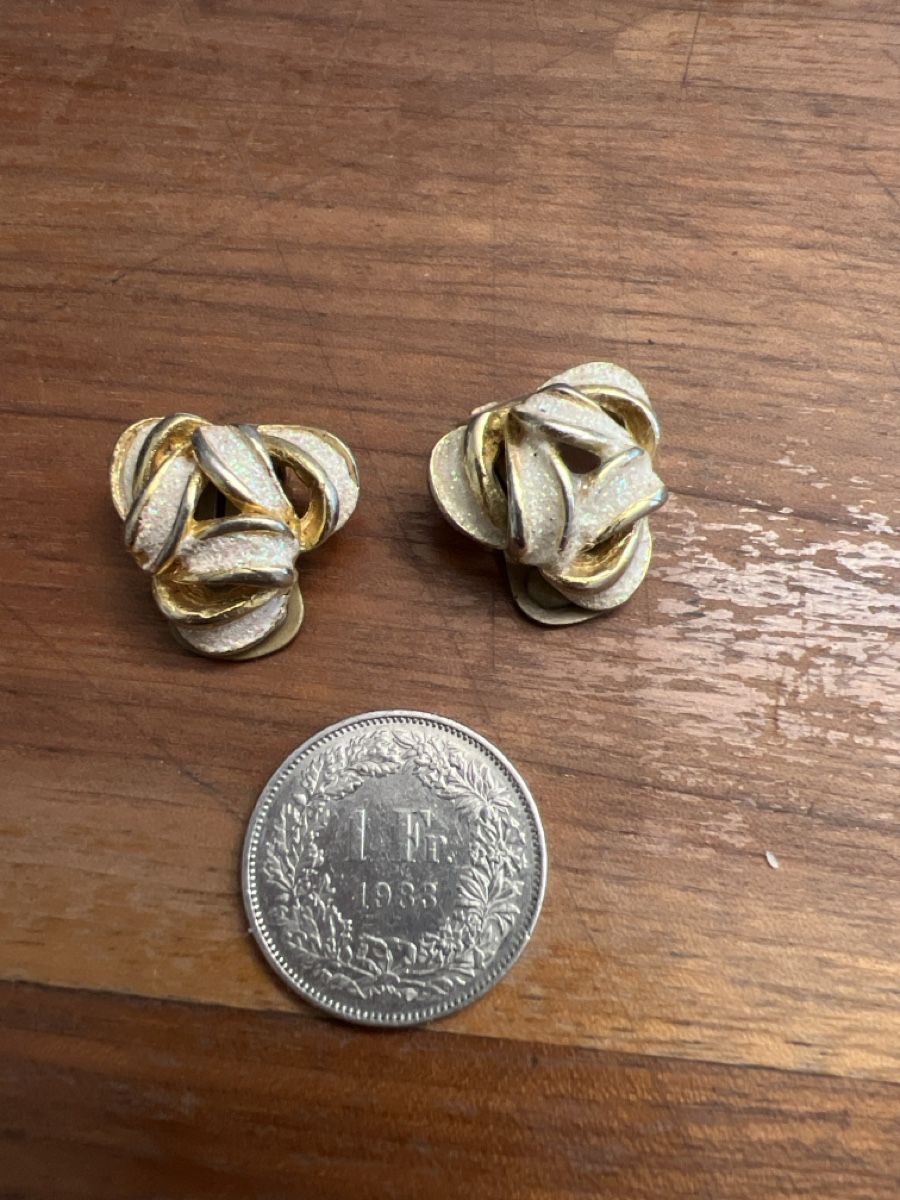 Ohrringe & -stecker: Goldene Vintage Ohrringe Clips – Gebraucht aus Basel von oppo99