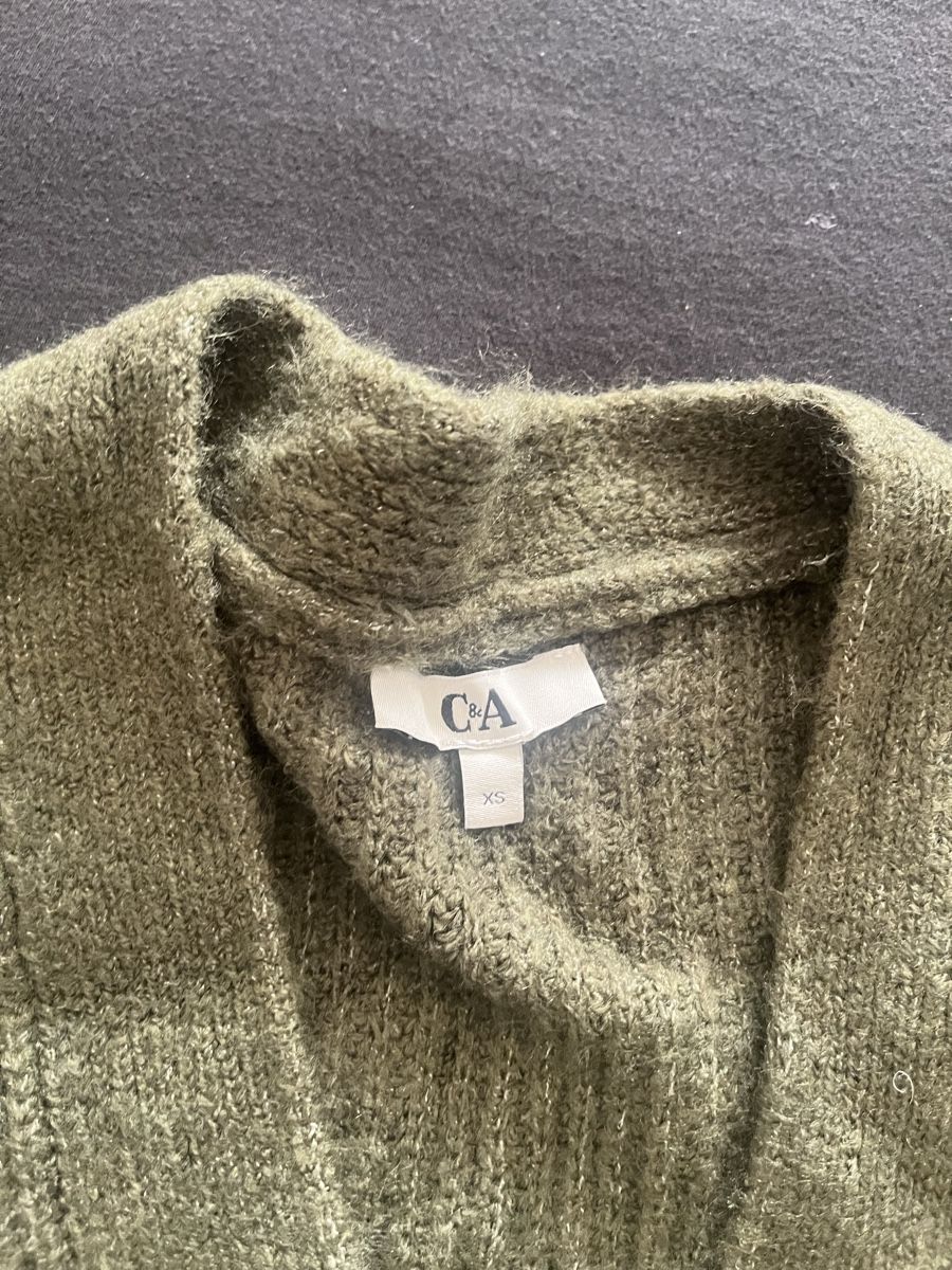 Kleiderpakete: Zwei Strickjacken oliv und weiss neu – Neu (gemäss Beschreibung) aus Olten von sae_82z2 7