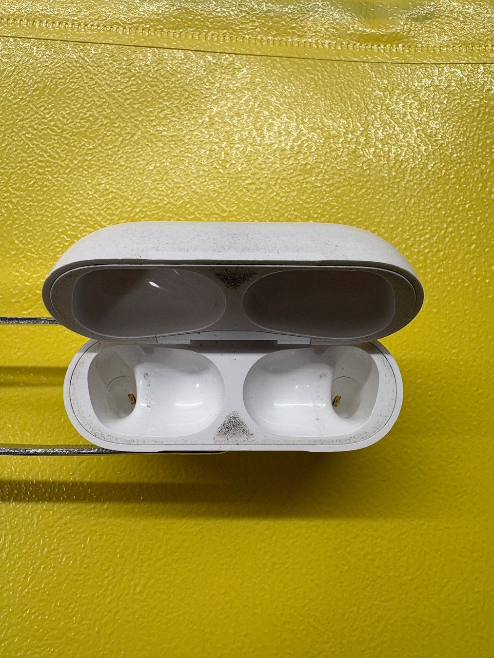 Apple Cuffie: Apple AirPods Pro 1 charging case (A2190). – Usato da Lausanne venduto da Zorrus77 3