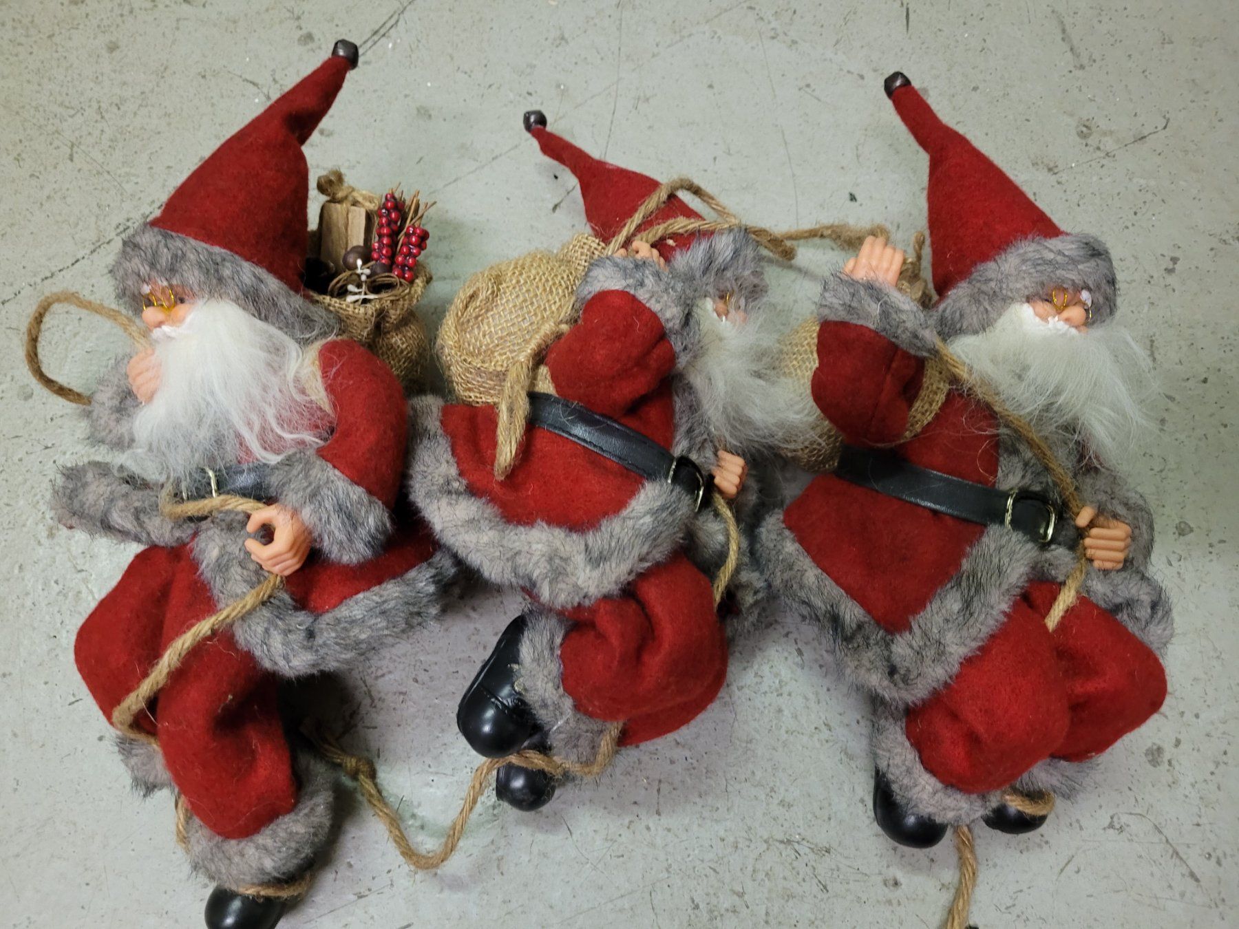 Tutte le decorazioni: Père Noel Décoration – Usato da Montreux venduto da scotti1968