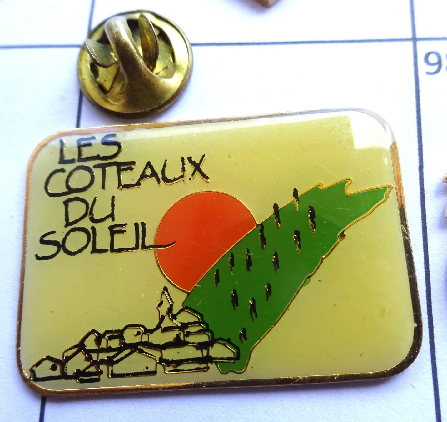 Plaketten & Abzeichen: Pin Les Coteaux du Soleil – Gebraucht aus Utzenstorf von BUtter81
