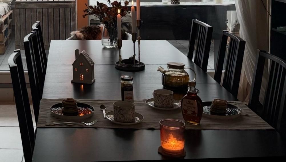 Ikea Tavoli: Extendable dining table in black, Seats 6-10 people IKEA. – Usato da Baden venduto da spy_fb8y
