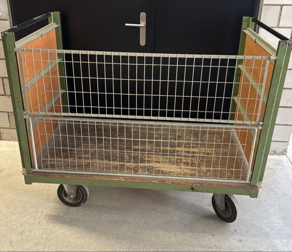 Carrelli di trasporto: Robuster Transportwagen mit Gitter & Holz – Usato da Hünenberg venduto da Trade18 2