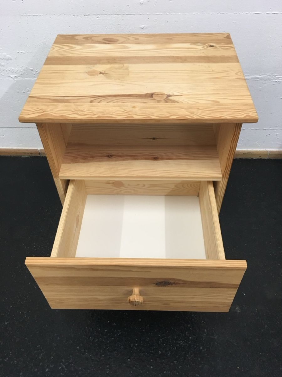 Nachttische: Nachttisch aus Holz – Gebraucht aus Bern von Soultrane 1