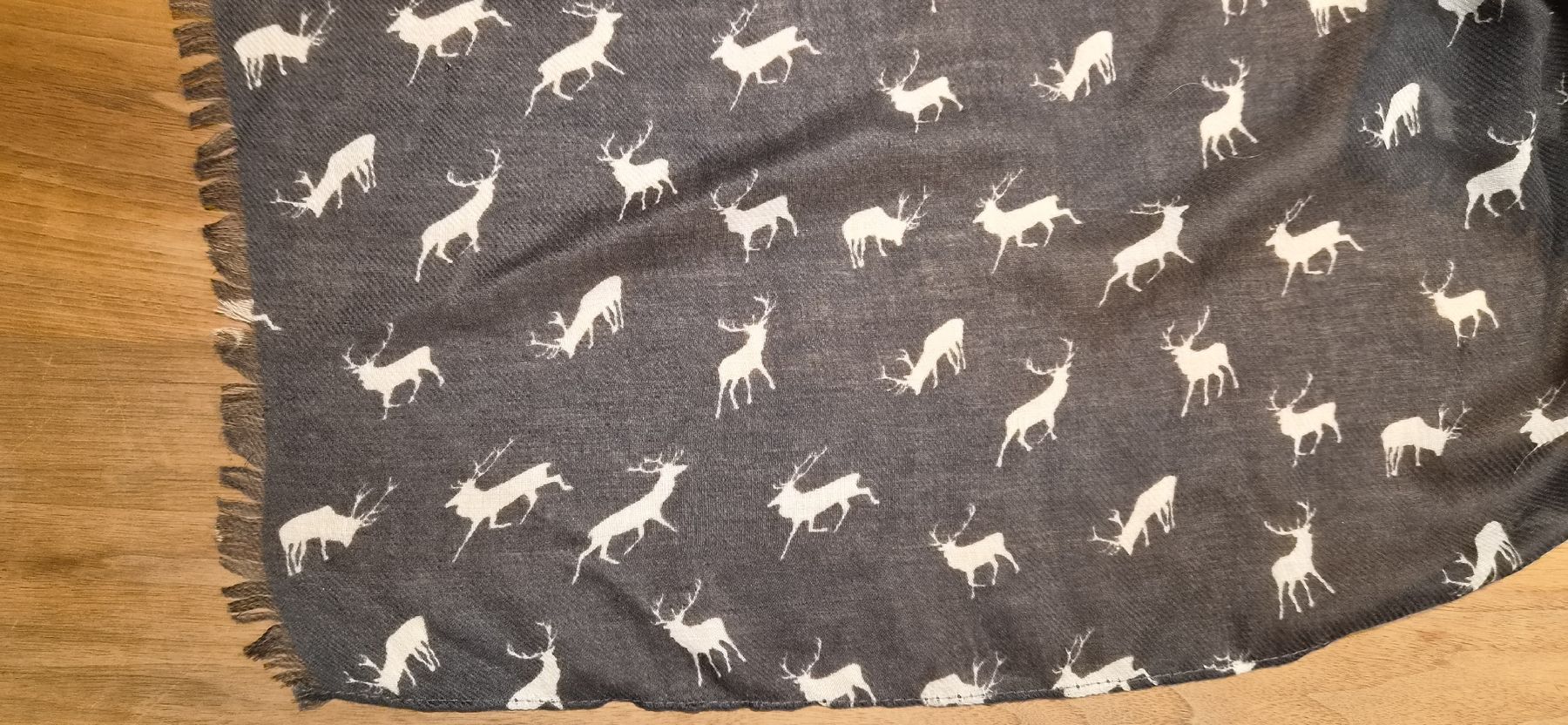 Foulard & Sciarpe: Weicher dunkelgrauer Schal mit hellgrauem Hirschmuster – Usato da Brunnen venduto da Livianda 1