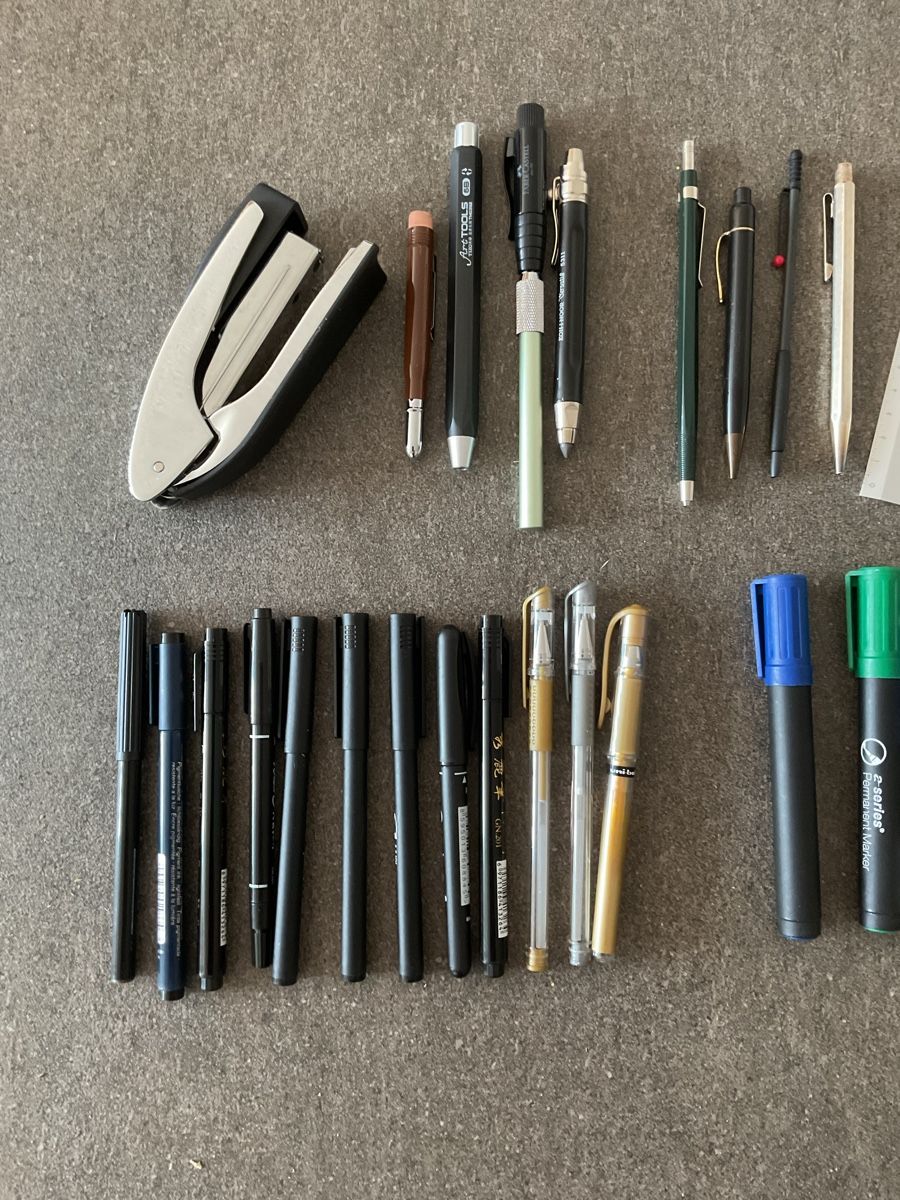 Tous les outils: Schreibwaren Set: Stifte, Schere, Massstab, Heftgeraet – D'occasion à Jegenstorf par BAVARIA4CH 1