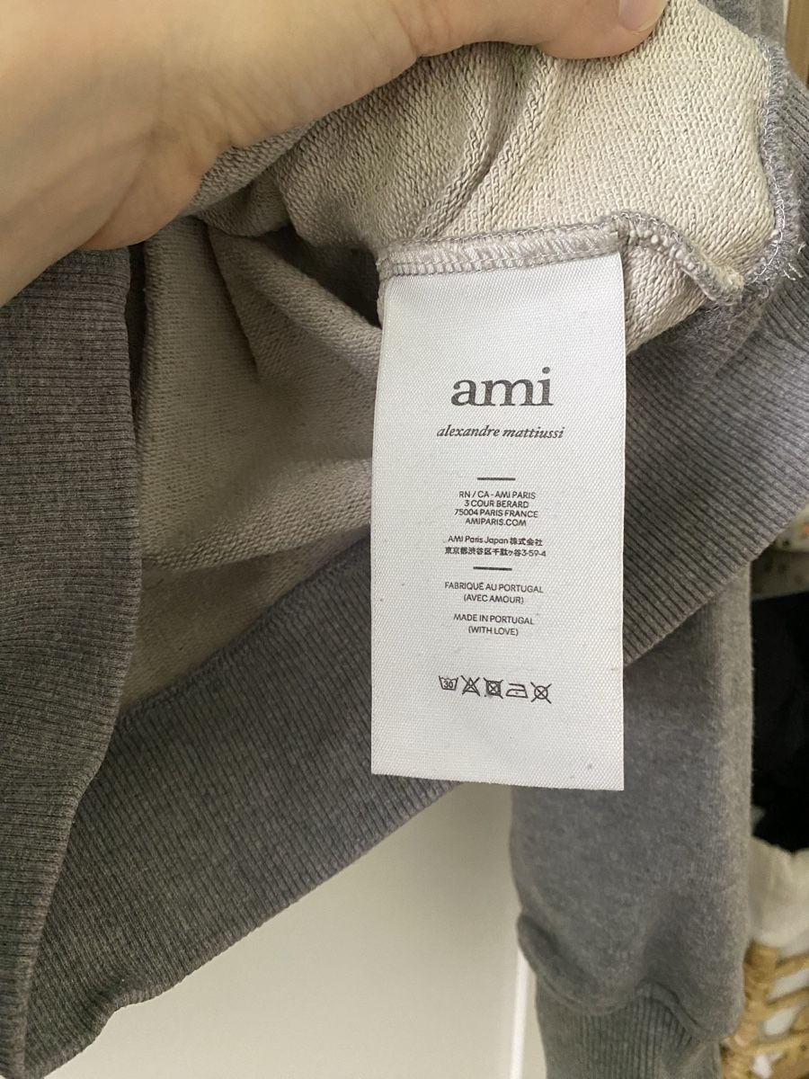Maglioni & Felpe: AMI Paris - Sweat à capuche gris – Usato da Villars-sur-Glâne venduto da mel_6q5w 2