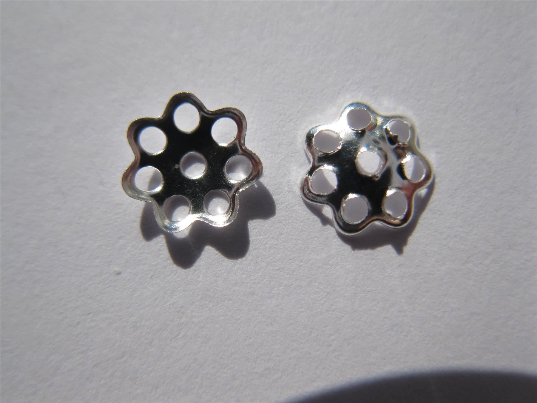 Perle (finte): 100 Perlkappen glatt, versilbert, 6mm – Nuovo e nell'imballaggio originale da St. Margarethen TG venduto da LuanaKa